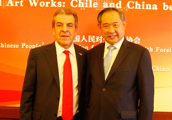 李若弘向智利前总统赠书介绍中国NGO